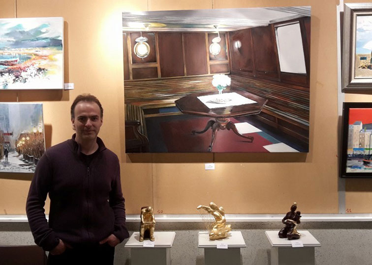 David Le Pichon devant son tableau "Ladies Room" et trois statuettes
